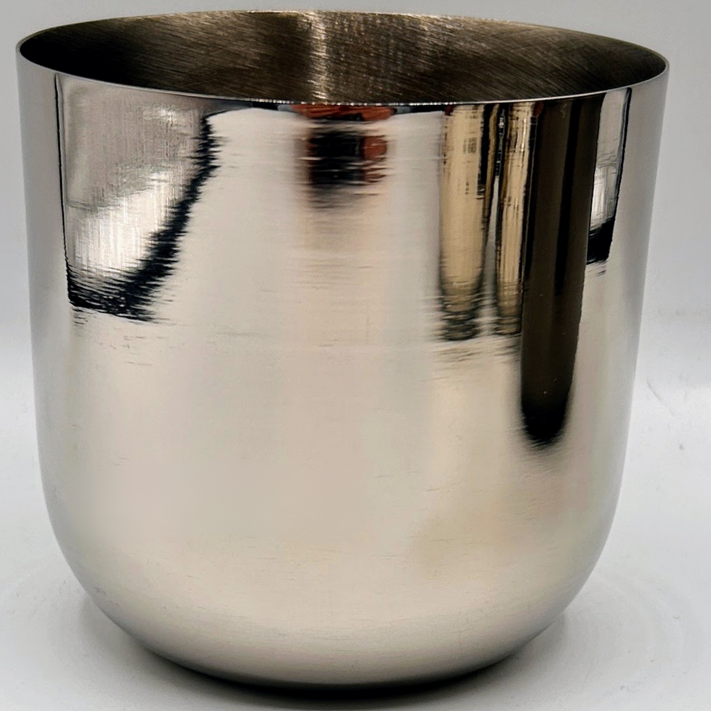 smooth silver candle vessel